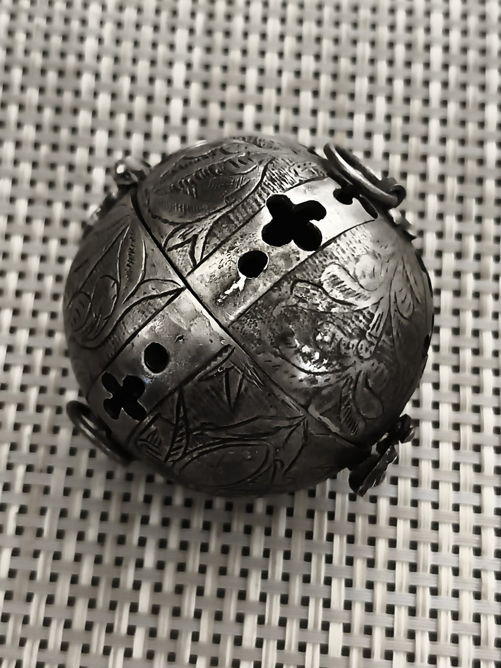 Boîte à pomander ancienne sphérique métal gravé, motif floral, ornement gothique