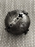 Boîte à pomander ancienne sphérique métal gravé, motif floral, ornement gothique