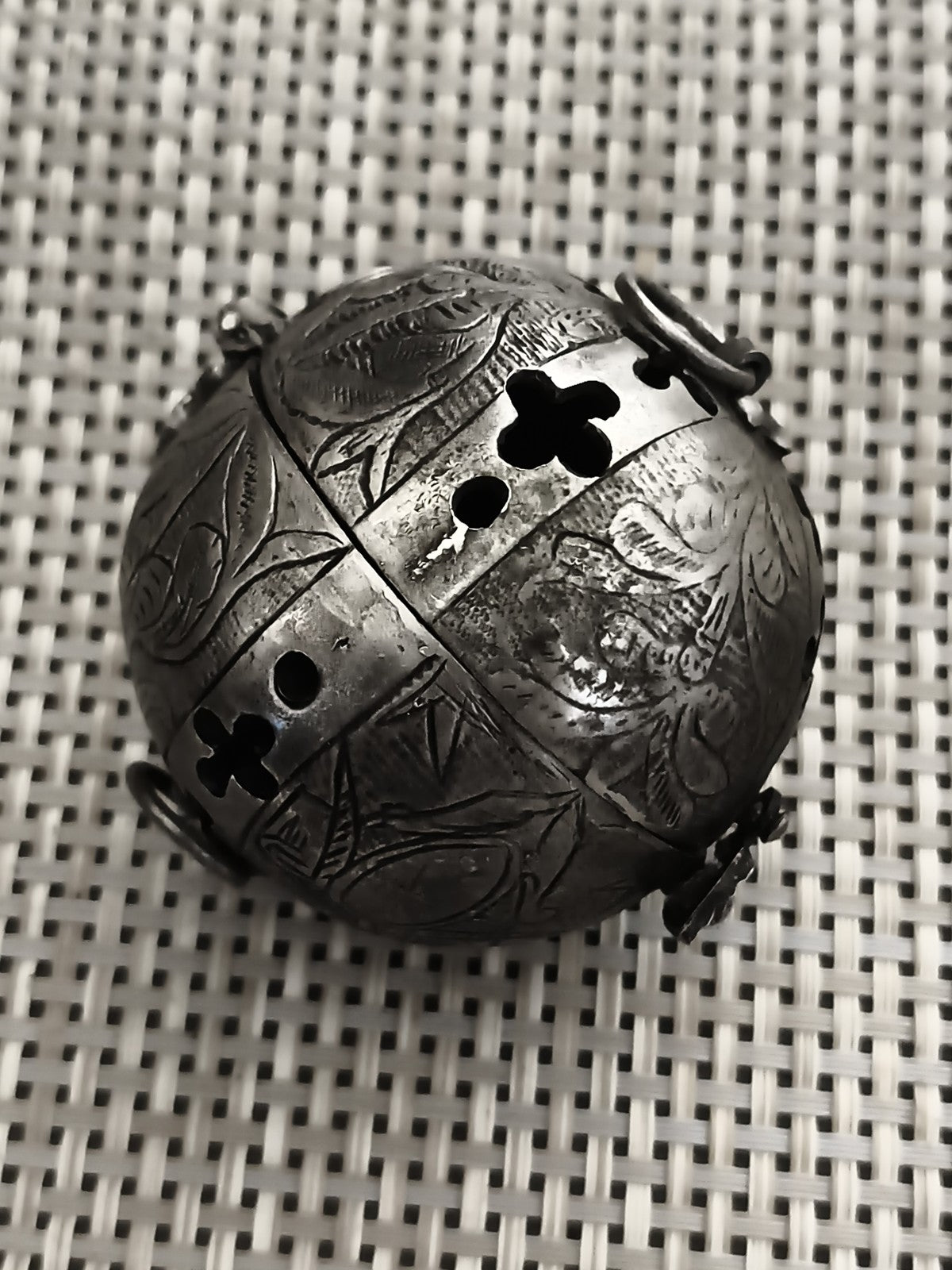 Boîte à pomander ancienne sphérique métal gravé, motif floral, ornement gothique