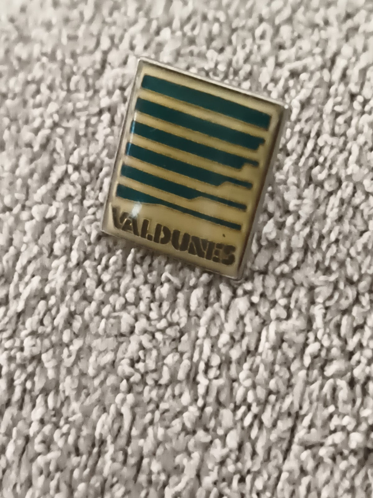 Pin's vintage VALDUNES carré logo rayé vert jaune badge ancien (Ref 7)