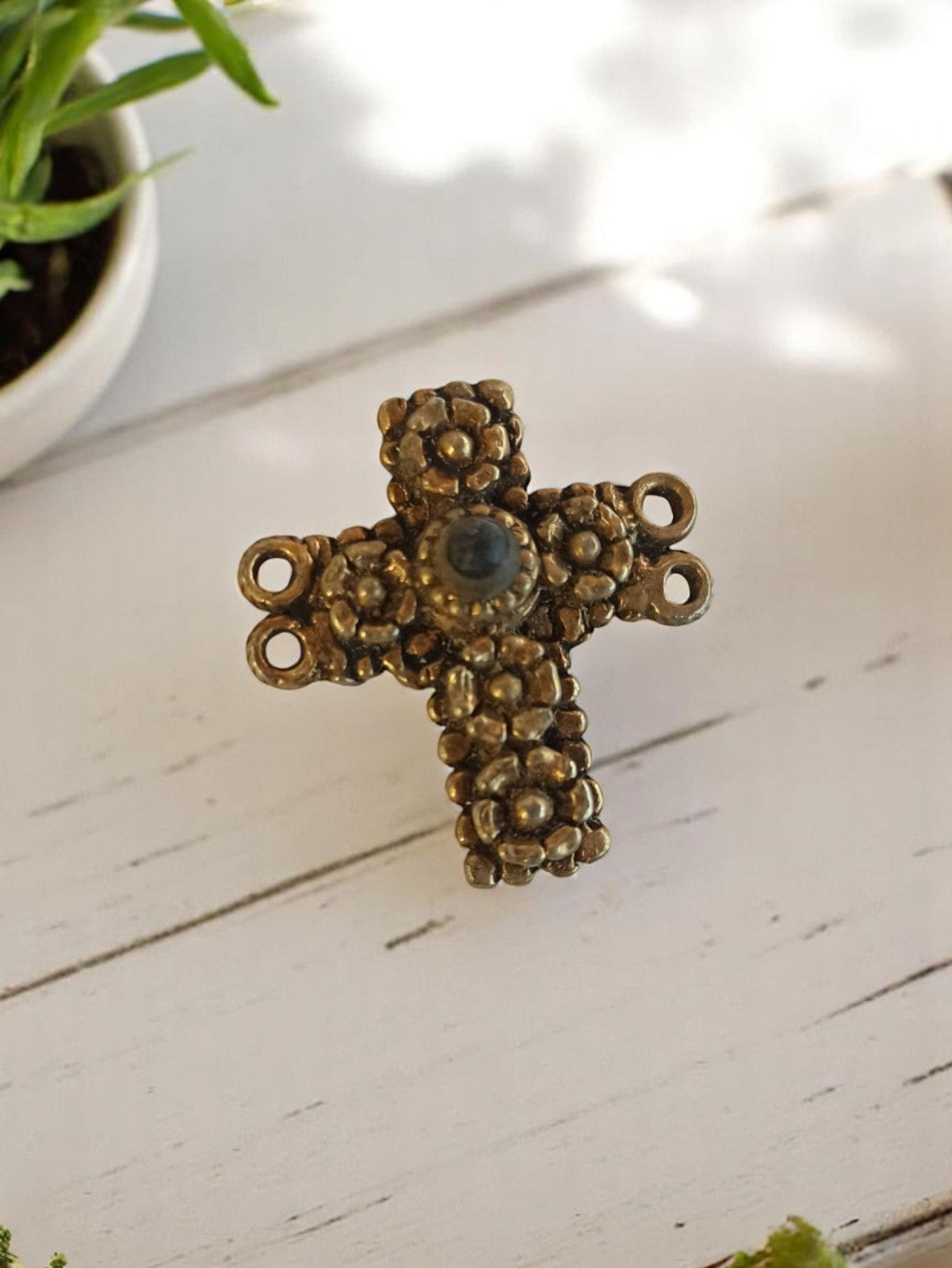Pendentif croix vintage métal années 50 style baroque, bijou ancien original