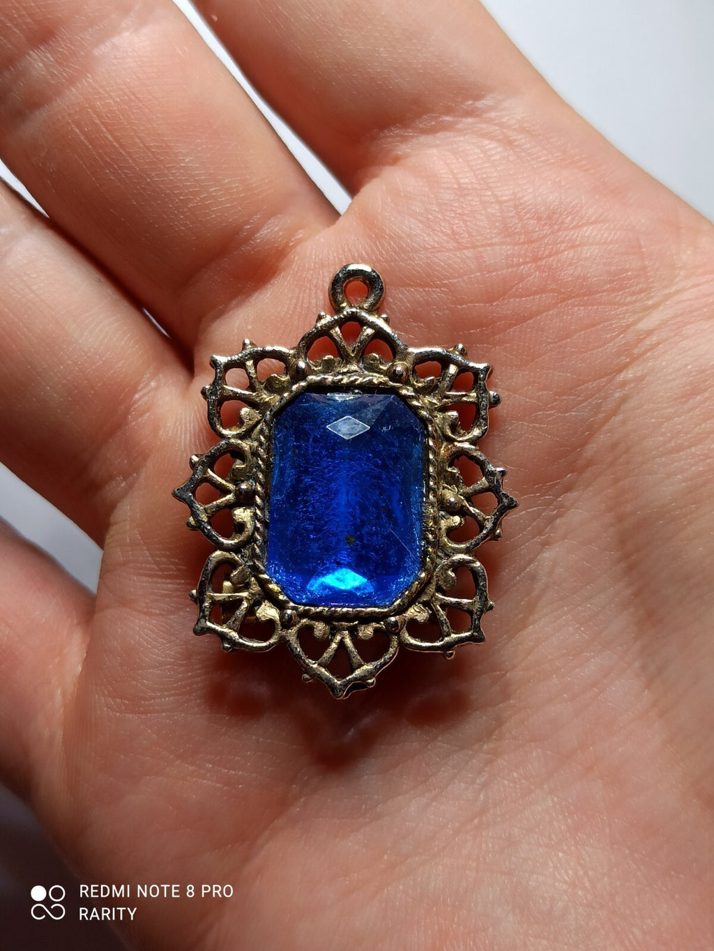 Pendentif ancien style broche, cabochon bleu émaillé, monture ajourée vintage