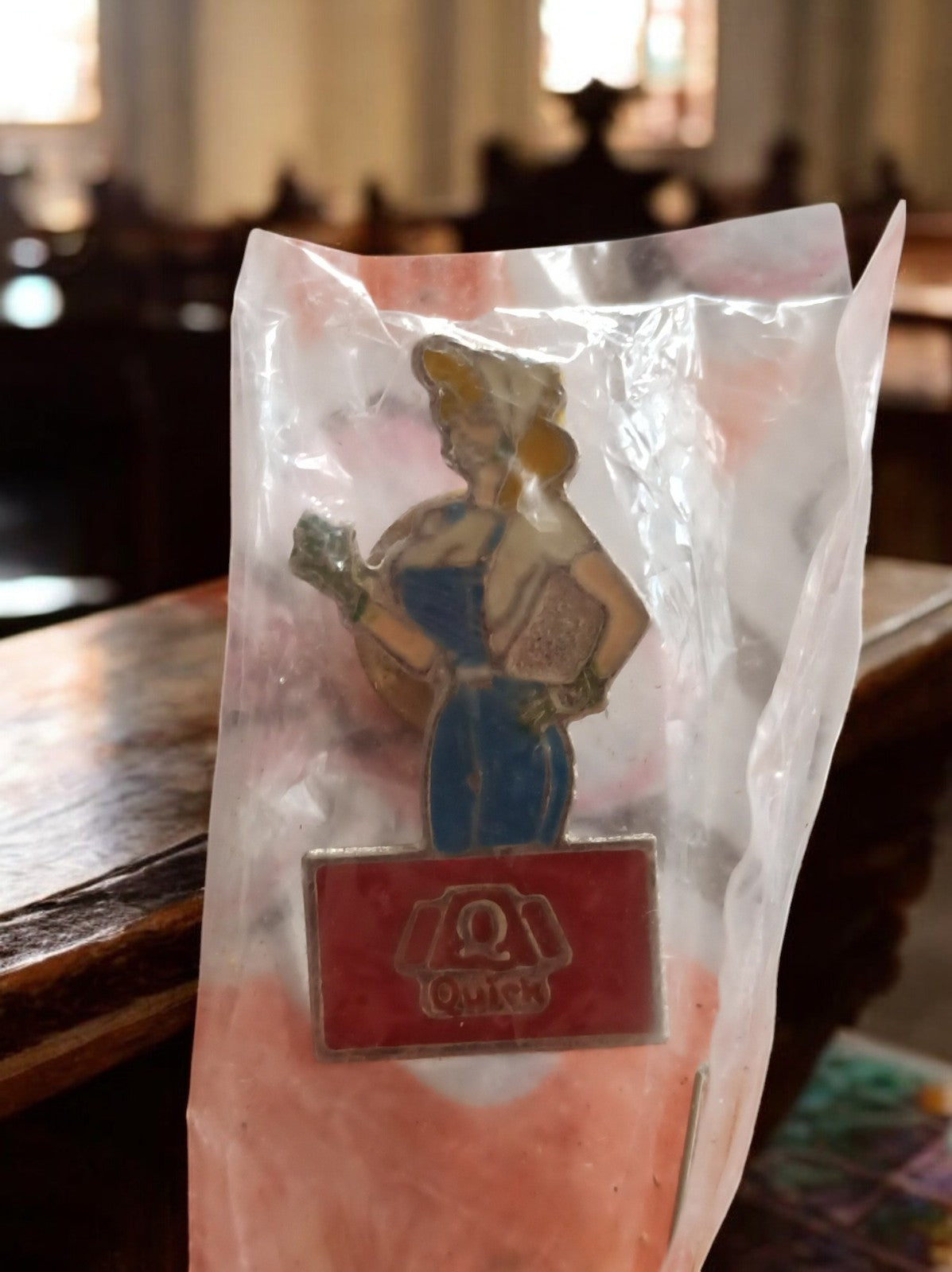 Pin's vintage Quick pin-up, badge ancien restaurant, logo rouge