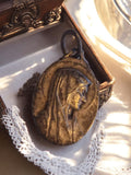 Médaille religieuse ancienne Vierge finition dorée vintage pendentif ovale