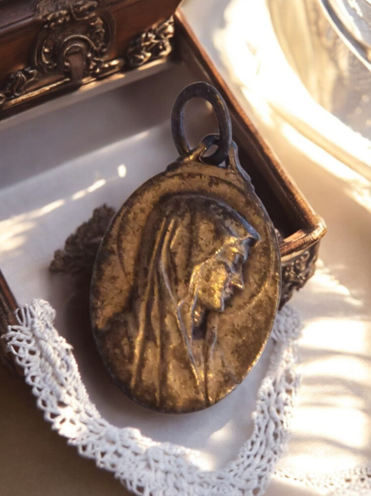 Médaille religieuse ancienne Vierge finition dorée vintage pendentif ovale