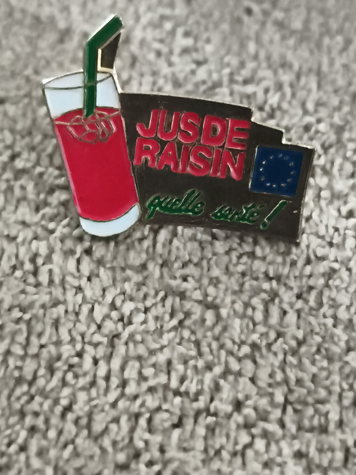 Pin’s vintage Jus de Raisin quelle santé ! émaillé boisson publicité (Ref 11)