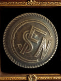 Bouton ancien SFN France, finition métallique, motif gravé vintage