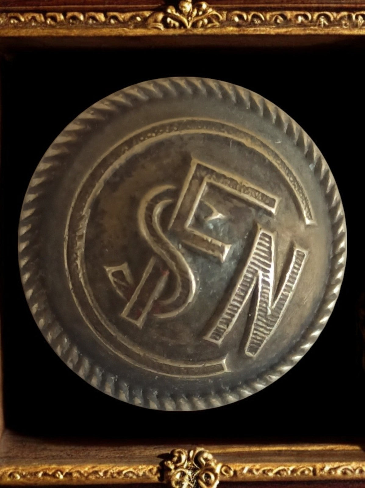 Bouton ancien SFN France, finition métallique, motif gravé vintage