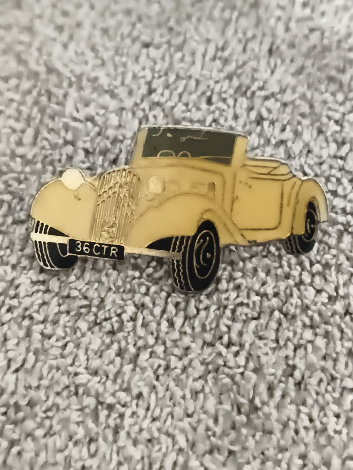 Pin's vintage voiture ancienne décapotable jaune, émaillé, plaque 36 CTR (Ref 6)