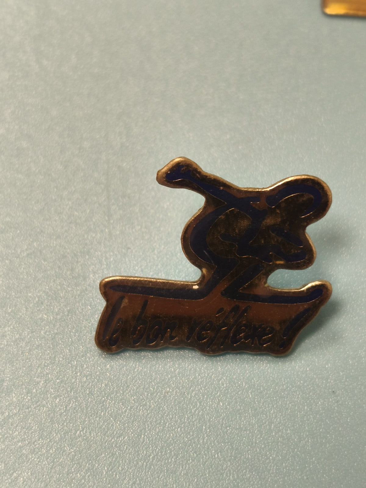 Vintage pin's "le bon réflexe" silhouette émaillée bleu ? collection rétro