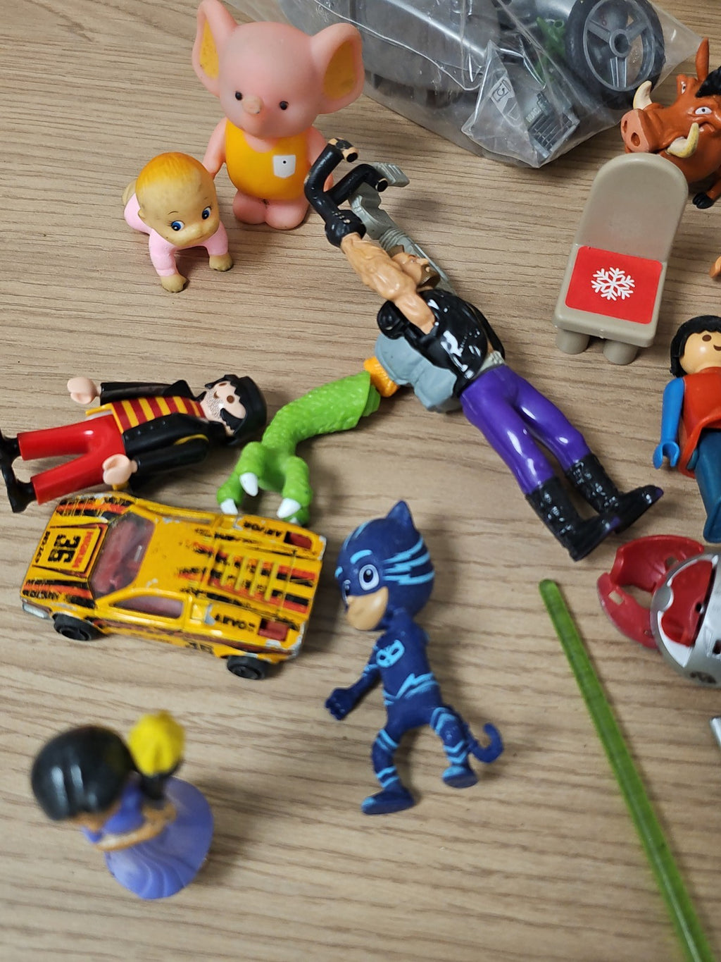 Lot figurines jouets divers enfants garçon fille personnages jeux mixte occasion