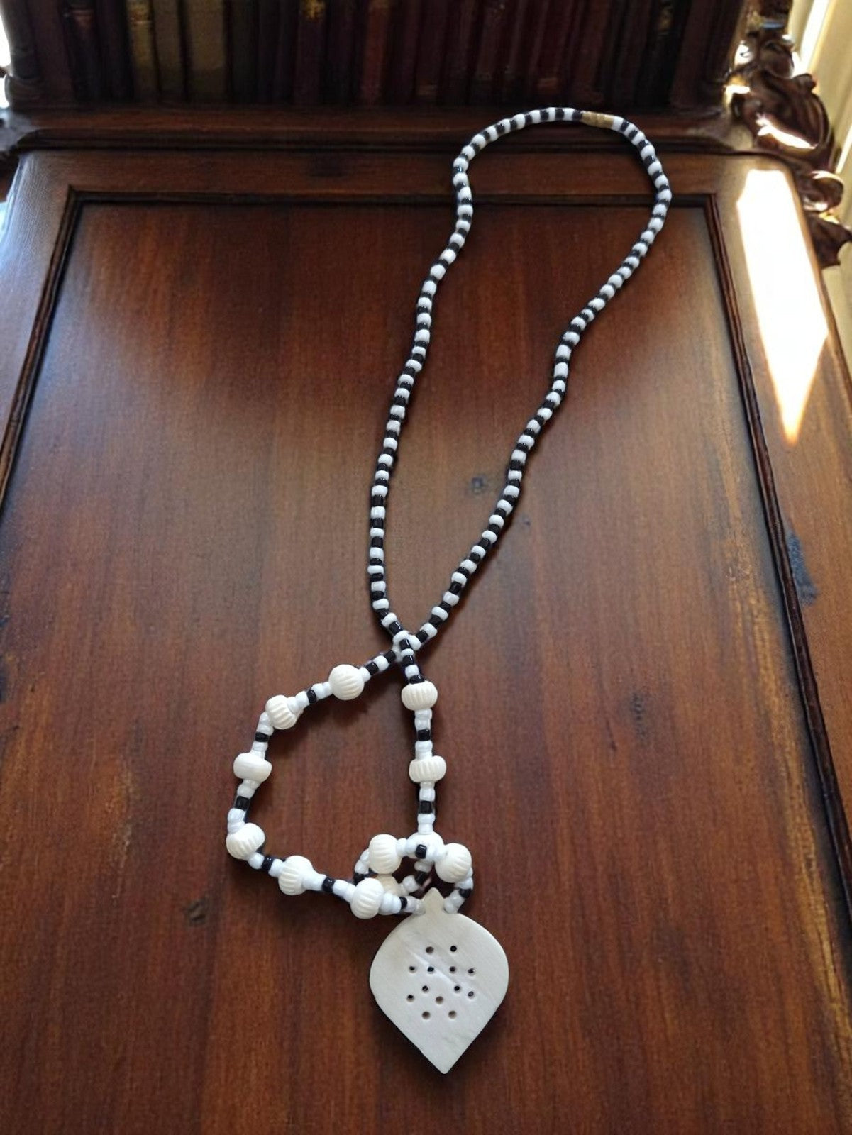 Collier vintage perles noires et blanches, pendentif feuille, style ancien