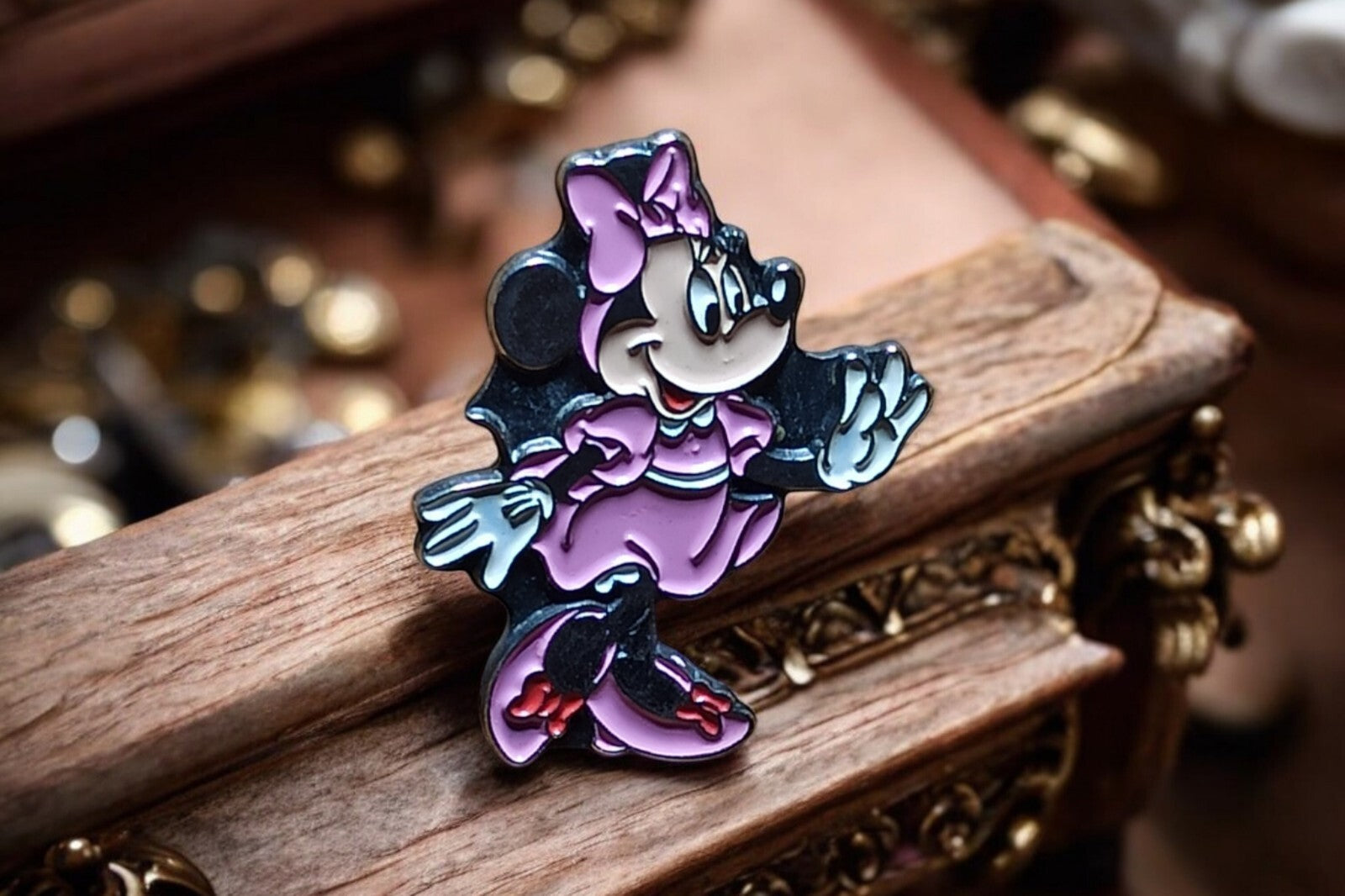 Pin's Minnie Mouse Tokyo Disneyland violet, badge Disney rare vintage