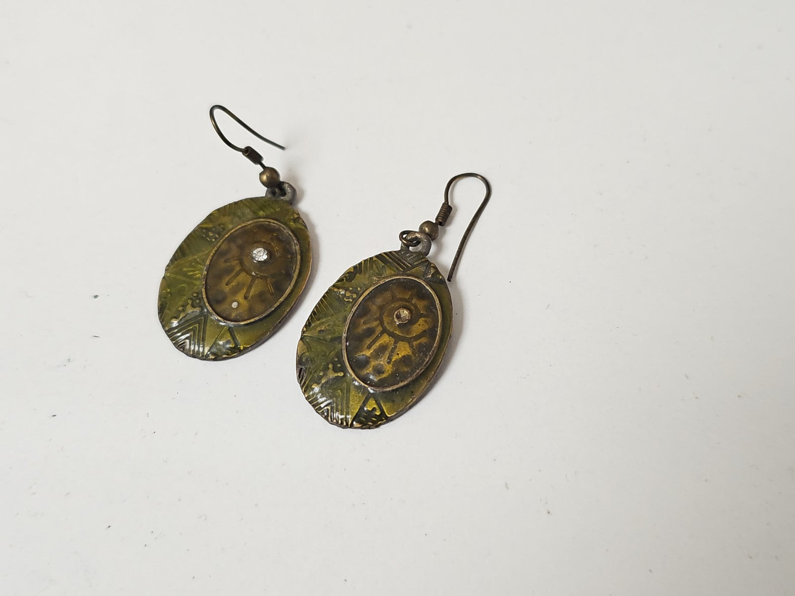 Paire de boucles d'oreilles rétro, bijou fantaisie ancien, accessoire vintage