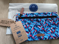 Pochette Cabaia bleu motif graphique 24 cm NEUVE zip avant front pocket