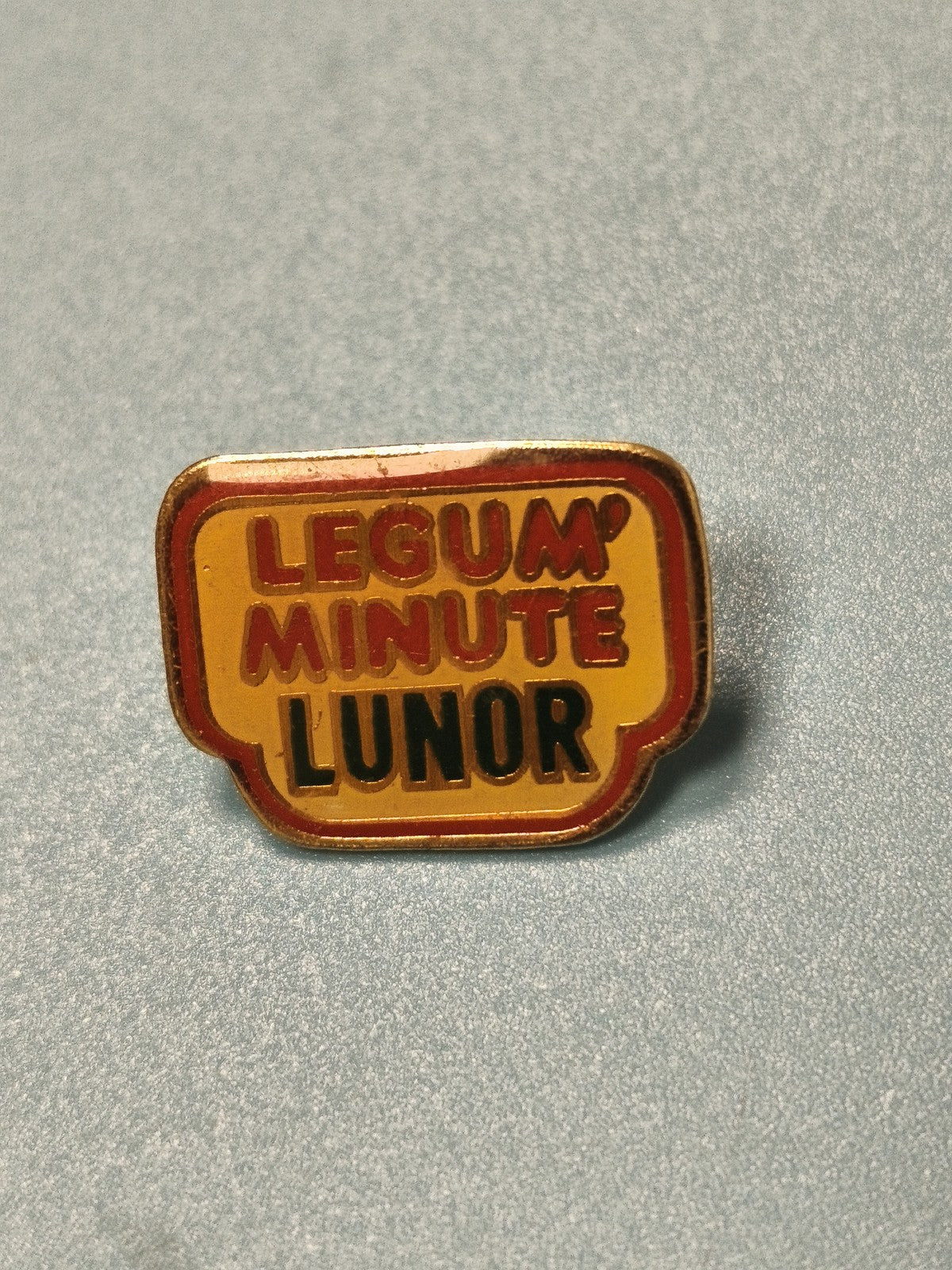 Pin's vintage Legum' Minute Lunor publicitaire jaune rouge ancien collection