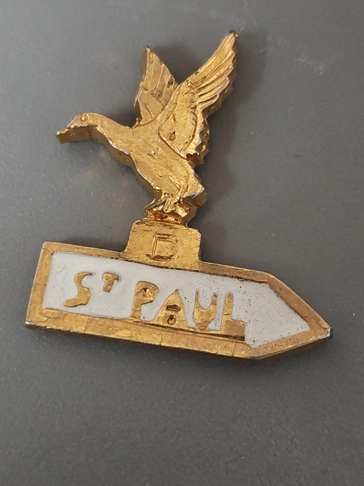 Pin's ancien rétro St Paul badge collection vintage objet publicitaire rare
