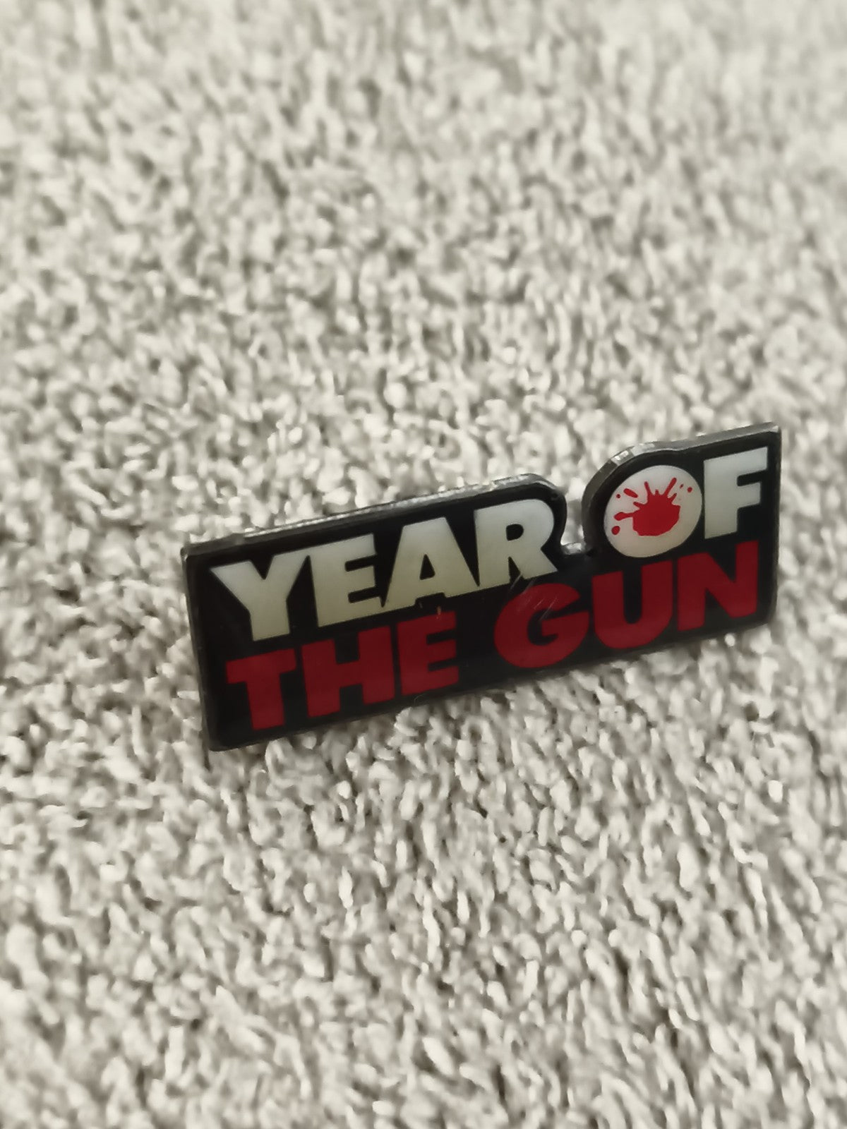 Pin's vintage Year of the Gun noir rouge, badge rétro cinéma (Ref 2)