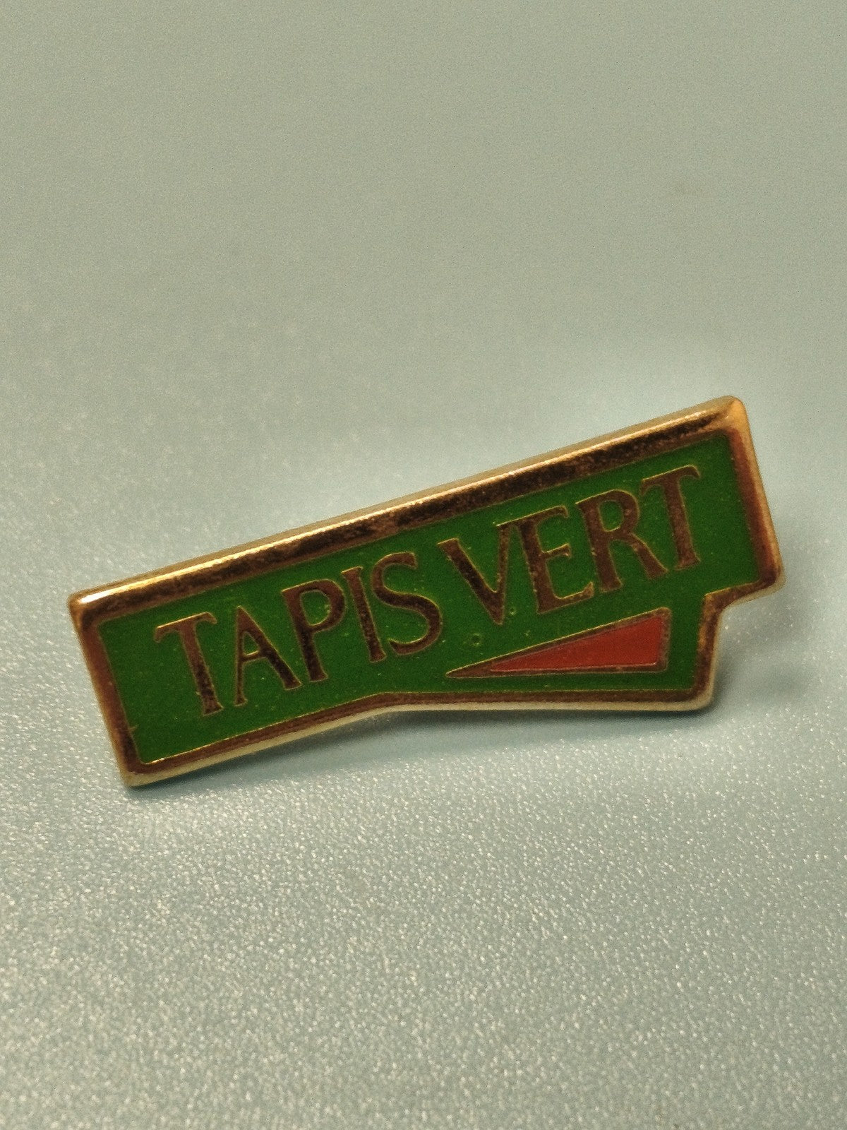 Vintage pin's Tapis Vert vert et rouge, badge ancien collection (Ref 16)