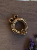 Pendentif vintage rond métal doré fleur années 50, bijouterie deadstock rétro