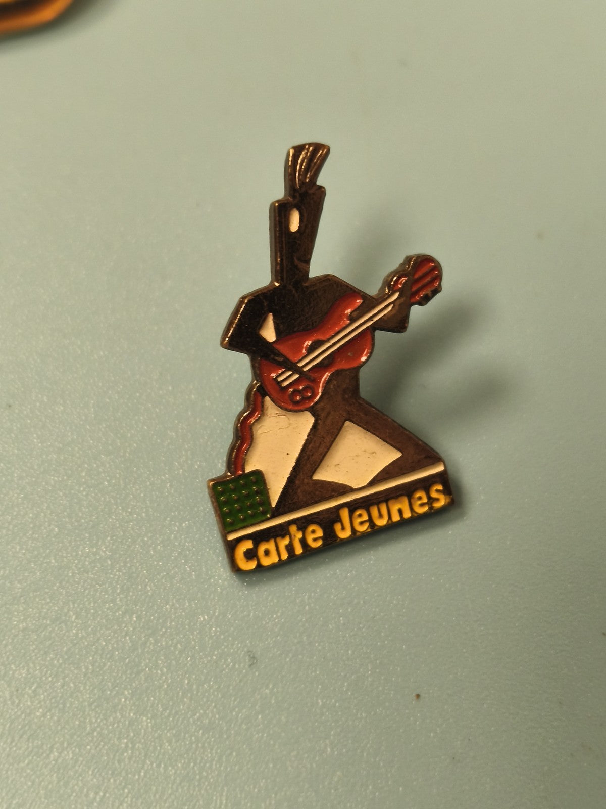 Pin's vintage Carte Jeunes musicien guitare émaillé, collection années 90