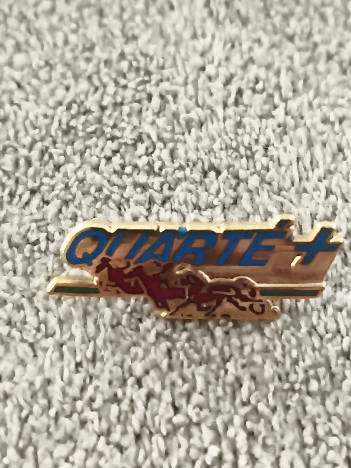 Pin's vintage QUARTE+ cheval doré bleu hippisme turf ancien (Ref 1)