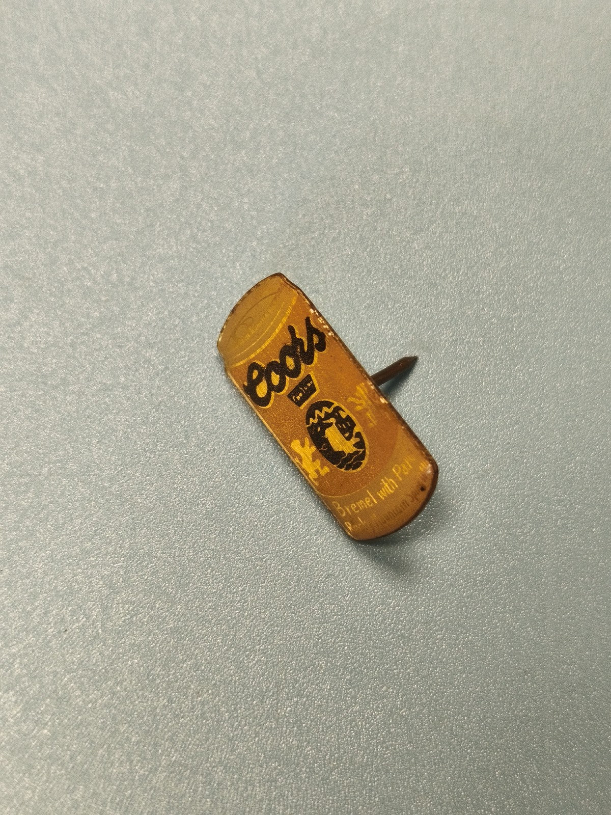 Pin's vintage Coors ancien, forme canette bière, collection bière USA
