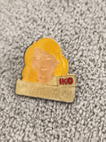 Pin's publicitaire vintage IKO développe-moi tes photos, visage femme, années 80