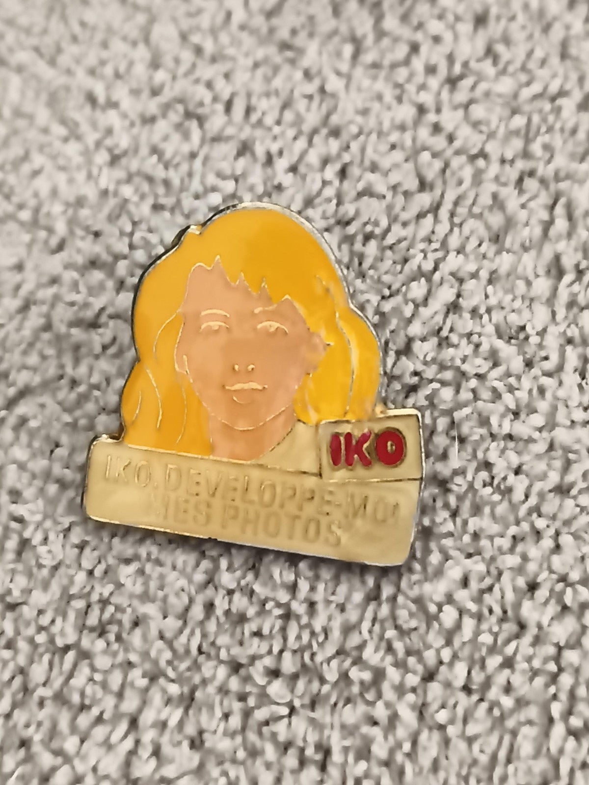 Pin's publicitaire vintage IKO développe-moi tes photos, visage femme, années 80