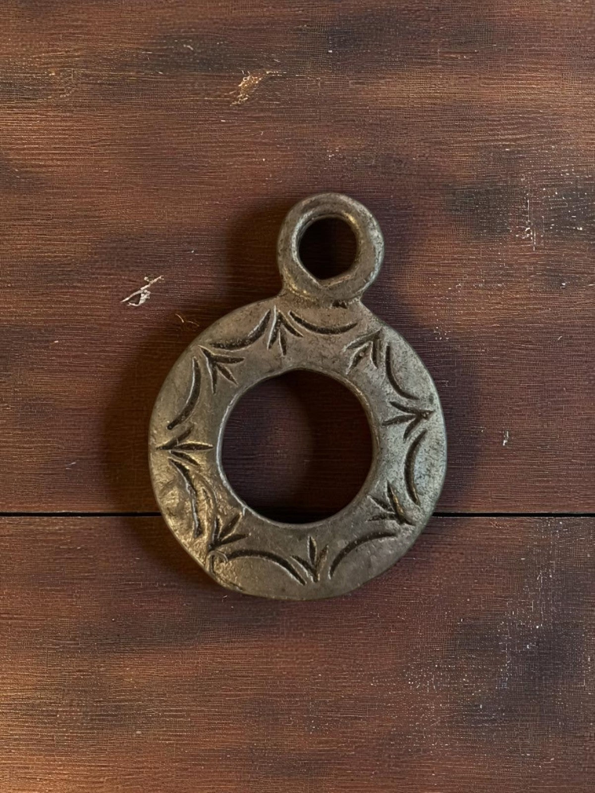 Pendentif vintage rond ajouré métal gravé années 50 rétro artisanal