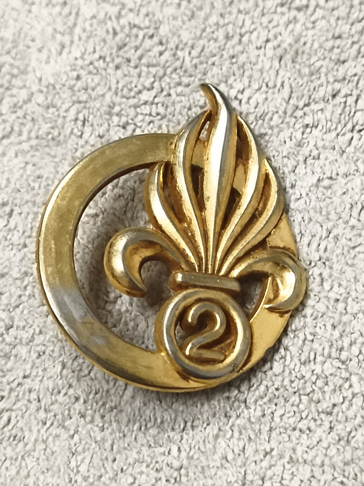 Insigne ancien scoutisme fleur de lys dorée chiffre 2 vintage médaille badge