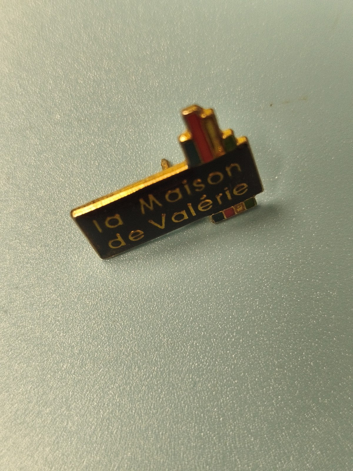Pin's vintage La Maison de Valérie, noir doré, collection publicitaire rare