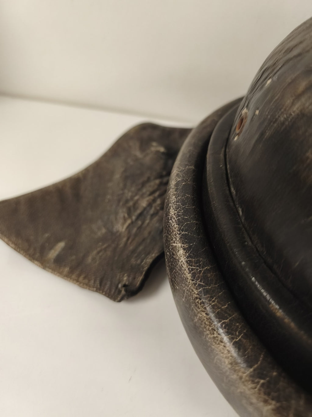 Casque tankiste espagnol modèle 1935 cuir noir insigne rouge