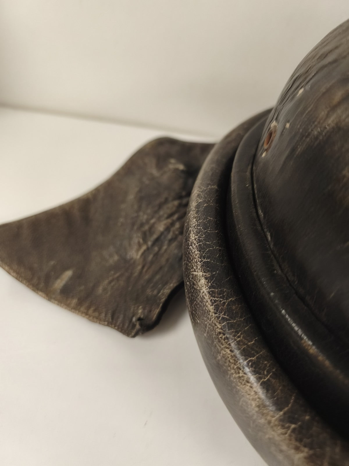 Casque tankiste espagnol modèle 1935 cuir noir insigne rouge