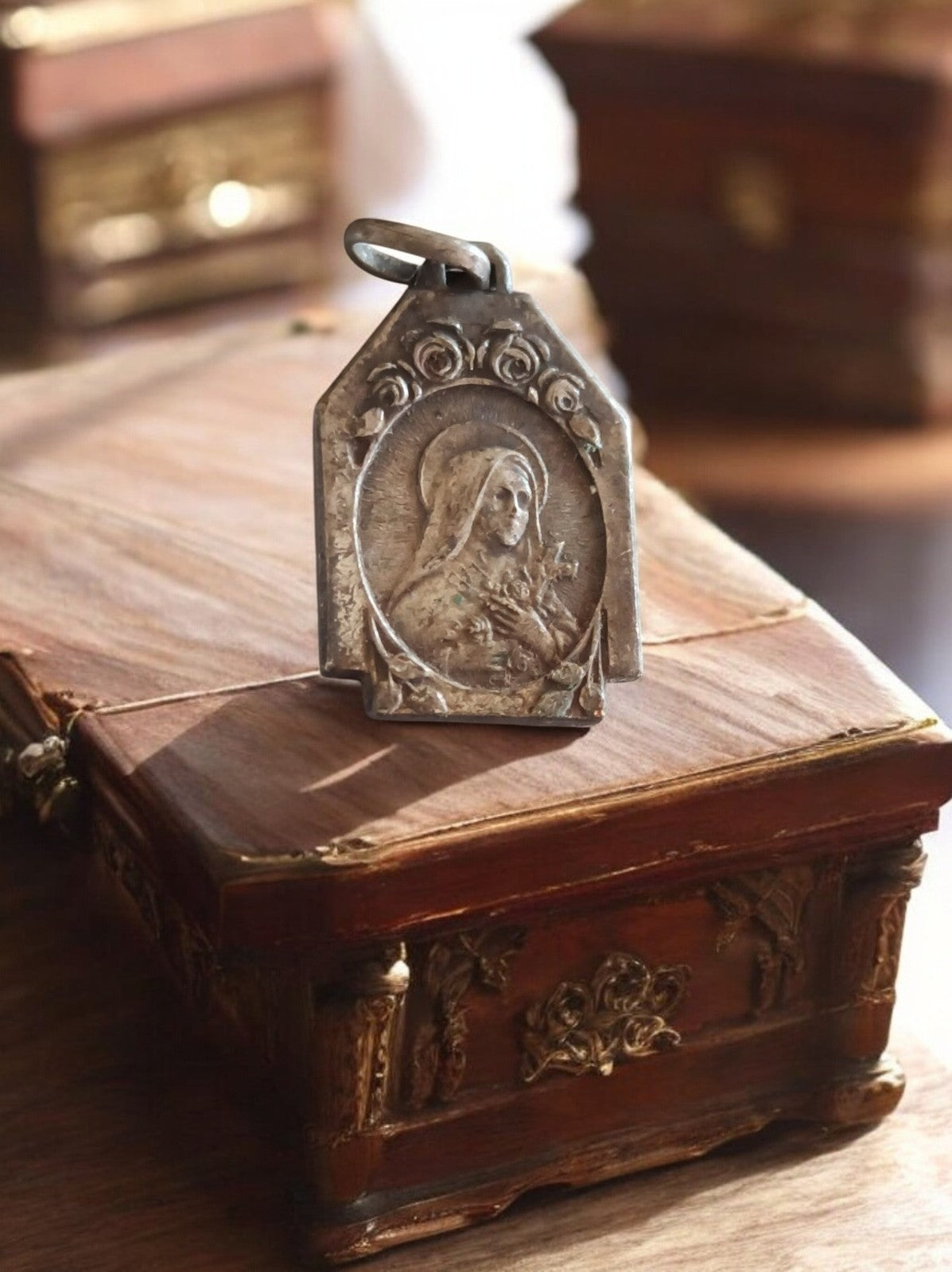 Pendentif religieux catholique vintage métal, Vierge, médaillon ancien