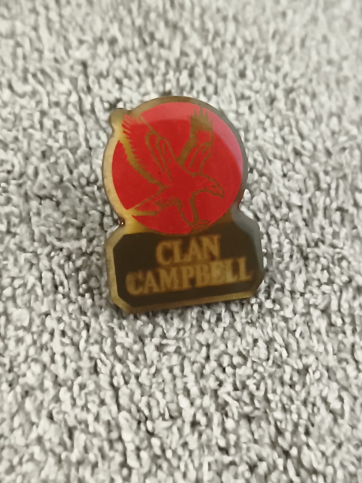 Pin's vintage Clan Campbell logo rouge doré écusson whisky (Ref 2)