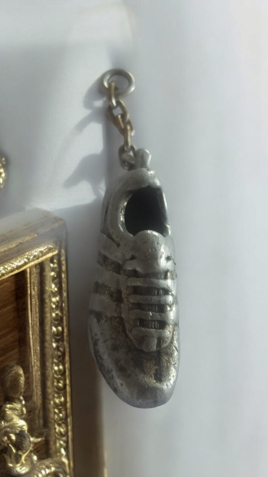 Rare porte-clés vintage sneaker métal style Nike Adidas ancien collection