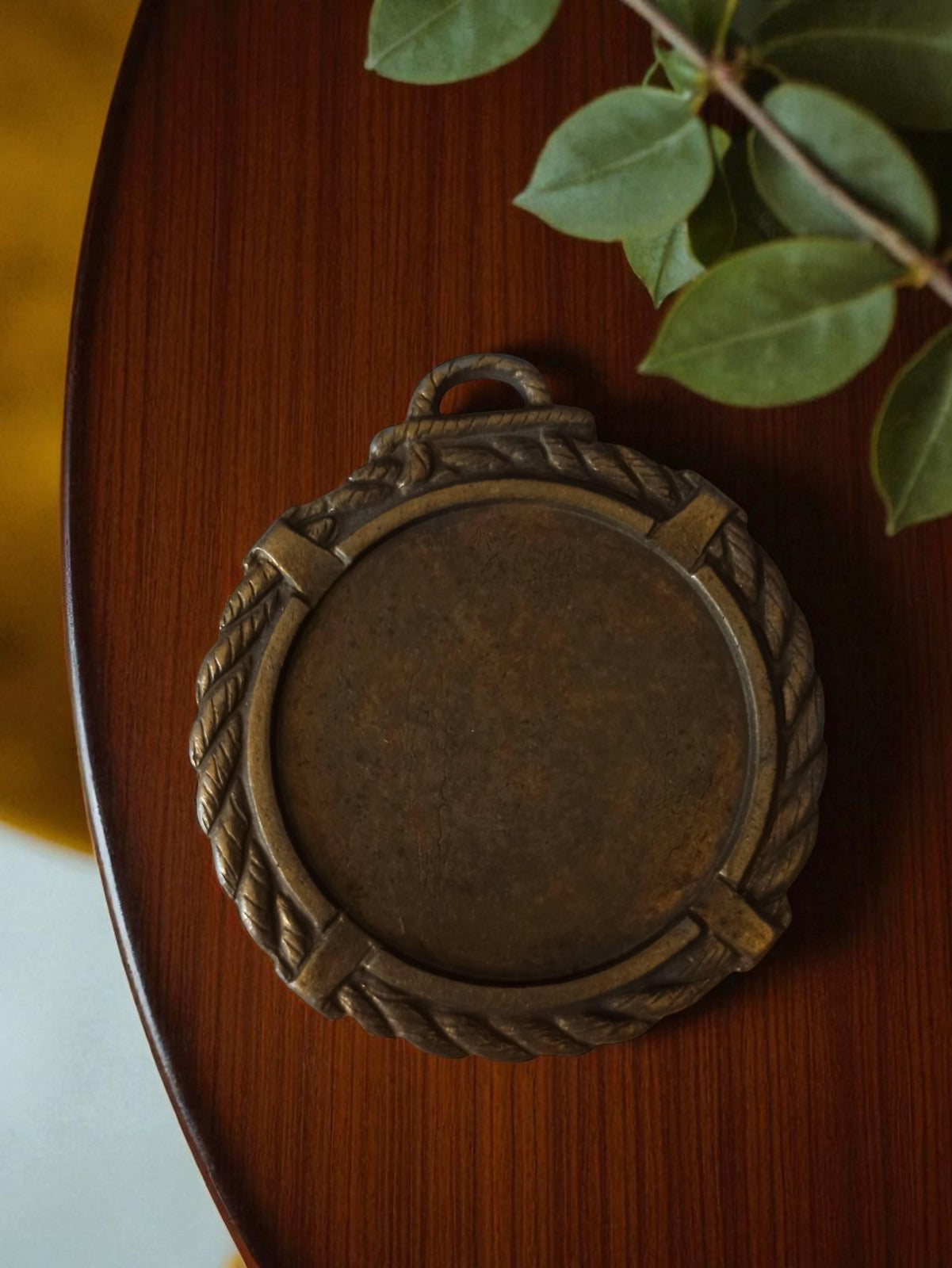 Vintage rope-effect bronze medal wall decoration