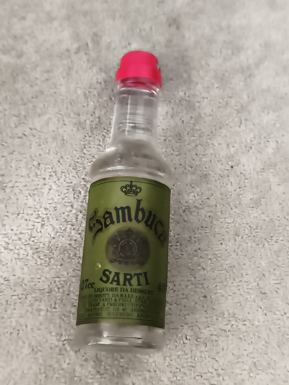 Miniature alcool Sambuca Sarti partiellement remplie, bouteille déco bar