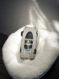 Véhicule miniature ancien blanc, voiture rétro vintage déco, état d’usage
