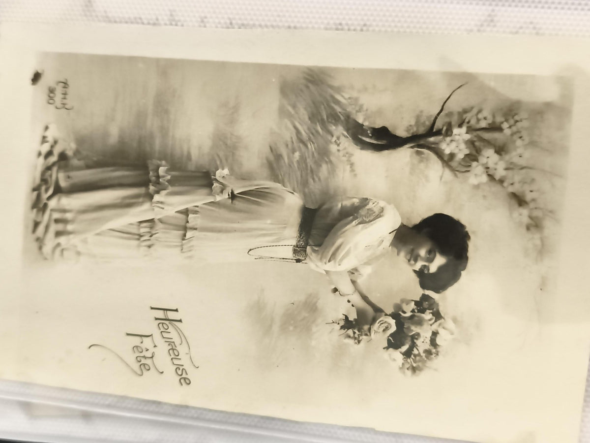 Carte postale ancienne Heureuse Fête femme fleurs CPA début XXe vintage