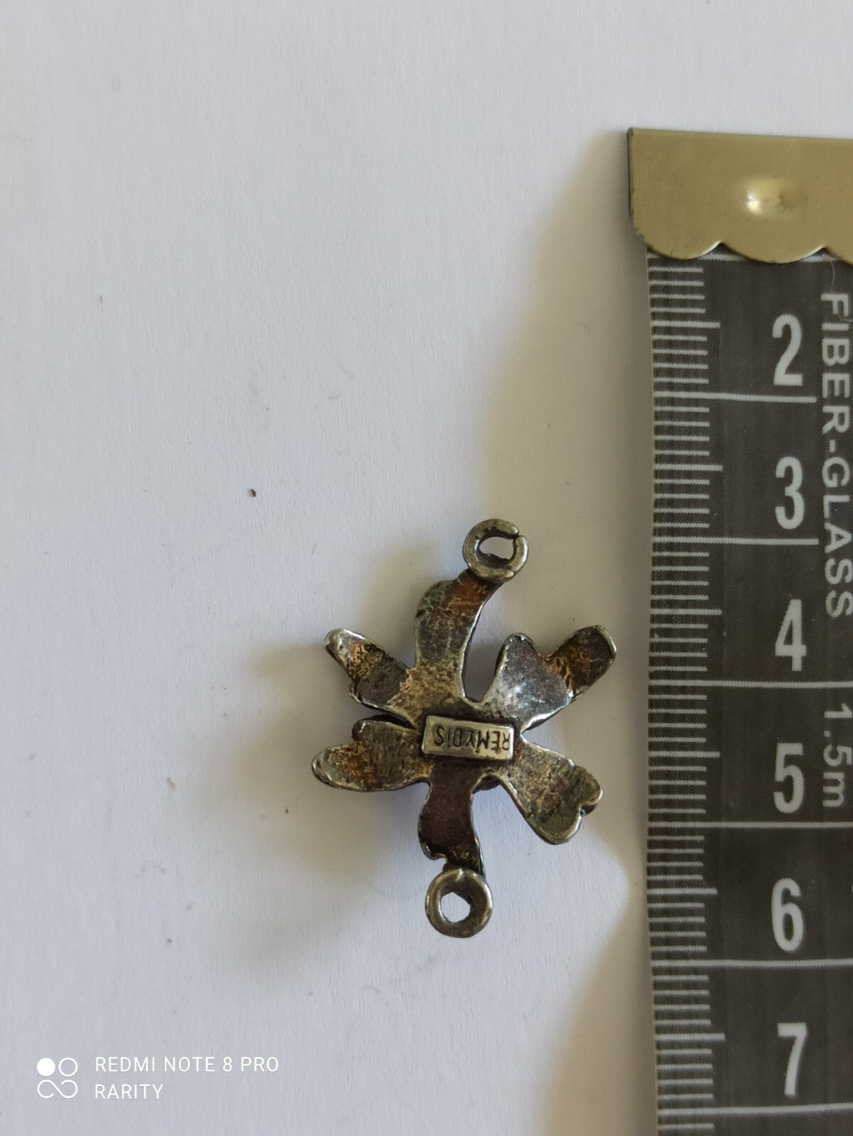 Pendentif fleur vintage Remy Dis Paris, finition argentée, strass orange années