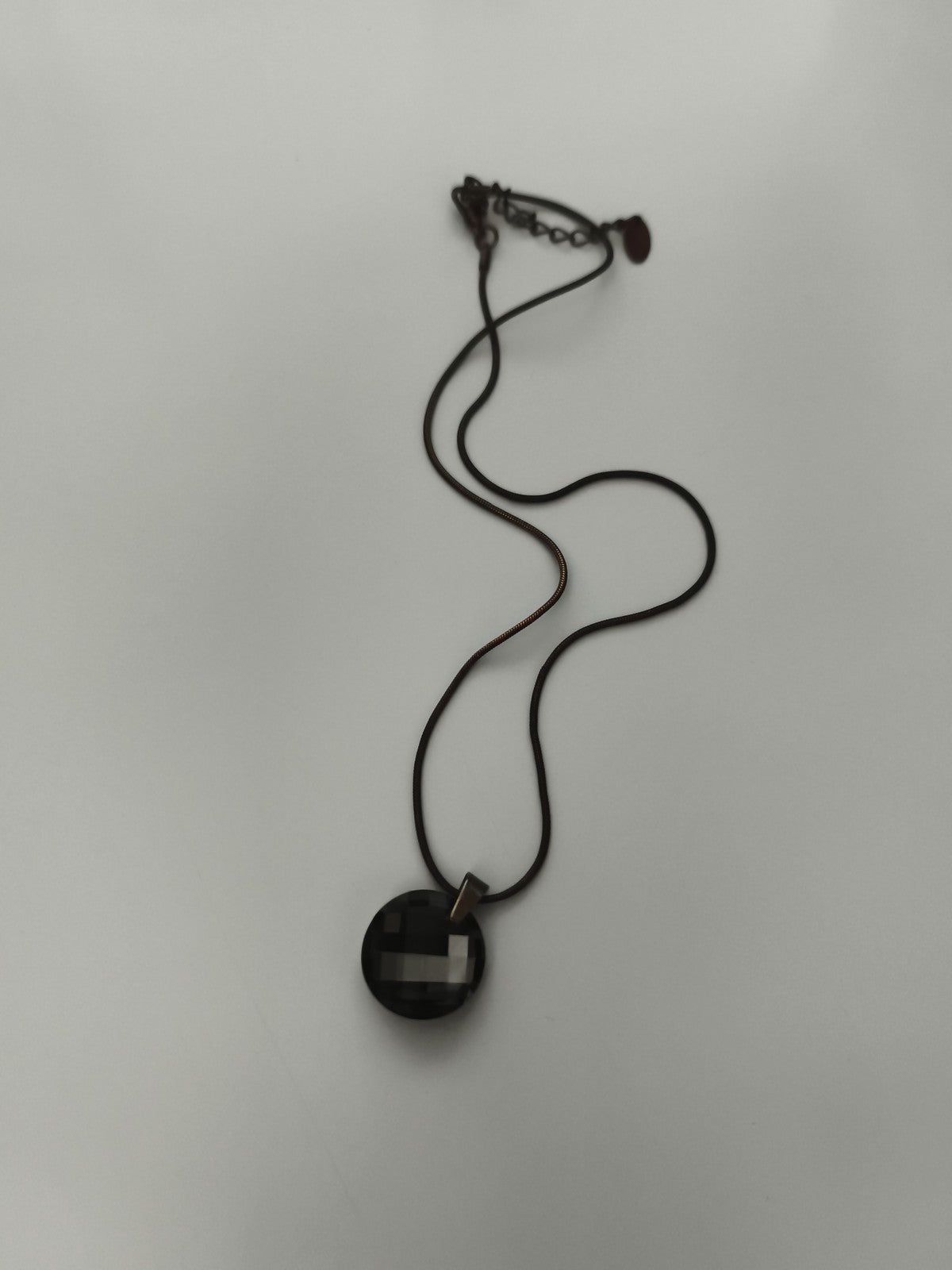 Collier pendentif vintage rond noir, bijou rétro femme, chaîne fine