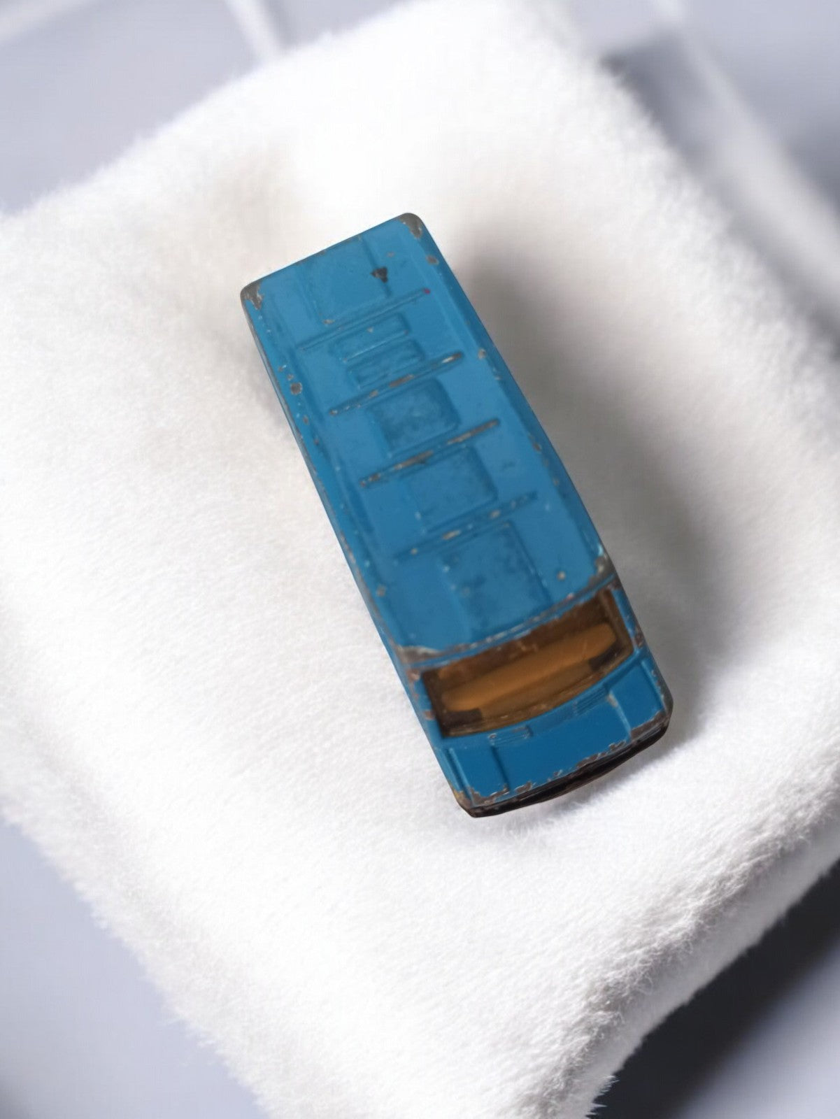 Voiture miniature vintage bleue, modèle ancien rétro, finition patinée