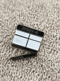 Pin's vintage clap cinéma ATOUT-K, émail blanc noir, badge film ancien (Ref 4)