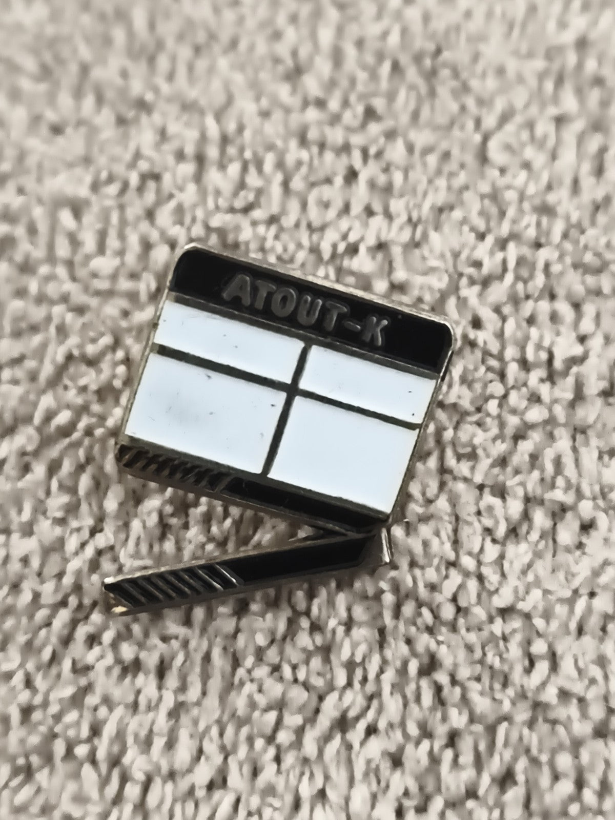 Pin's vintage clap cinéma ATOUT-K, émail blanc noir, badge film ancien (Ref 4)