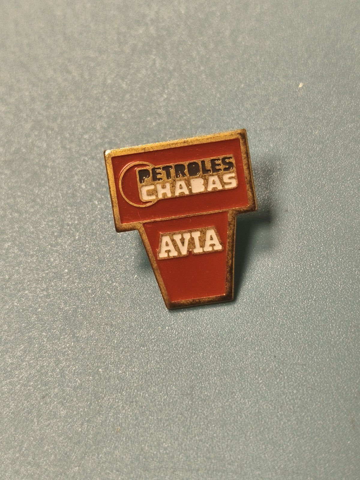 Vintage pin's PETROLES CHABAS AVIA rouge, collection publicité essence (Ref 7)