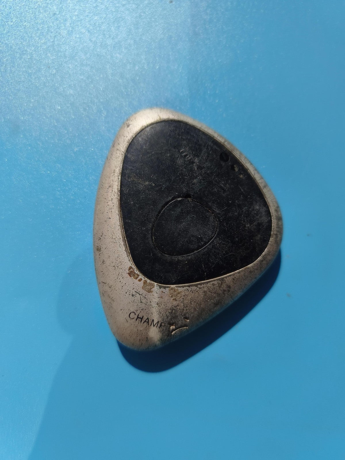 Ancien briquet publicitaire CHAMP forme triangle noir argenté vintage à tester