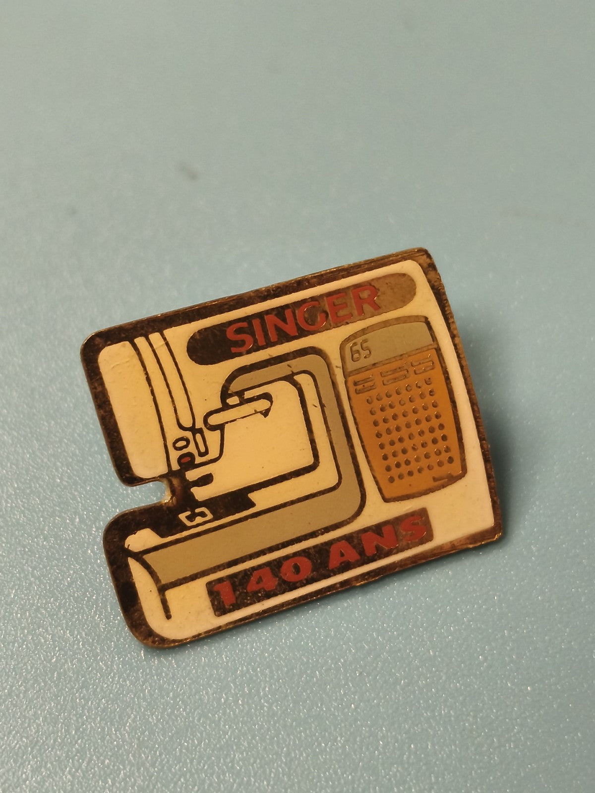 Pin's vintage Singer 140 ans machine à coudre, rectangulaire, collectible rétro