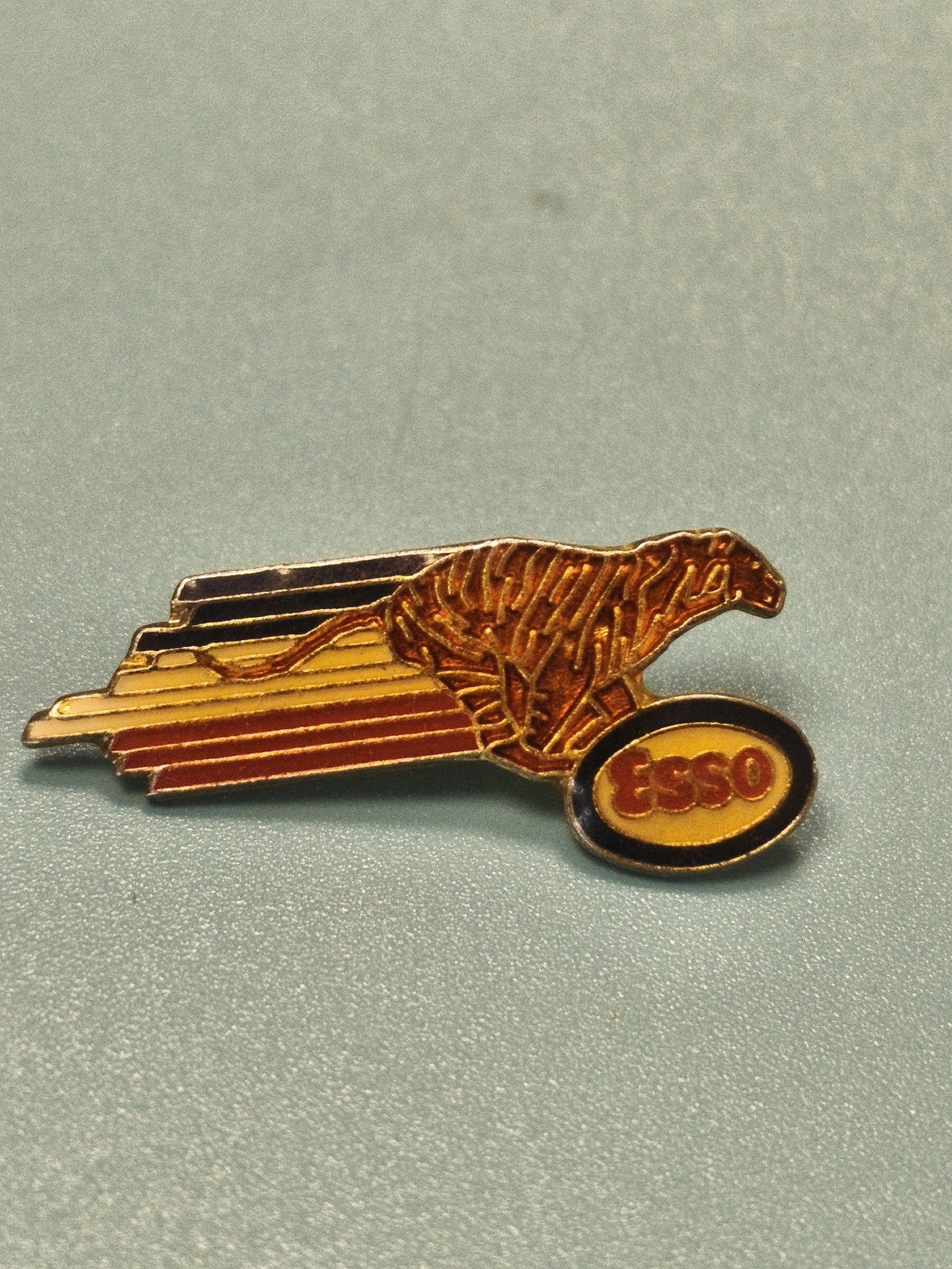 Pin's vintage Esso guépard émaillé collection automobile rétro